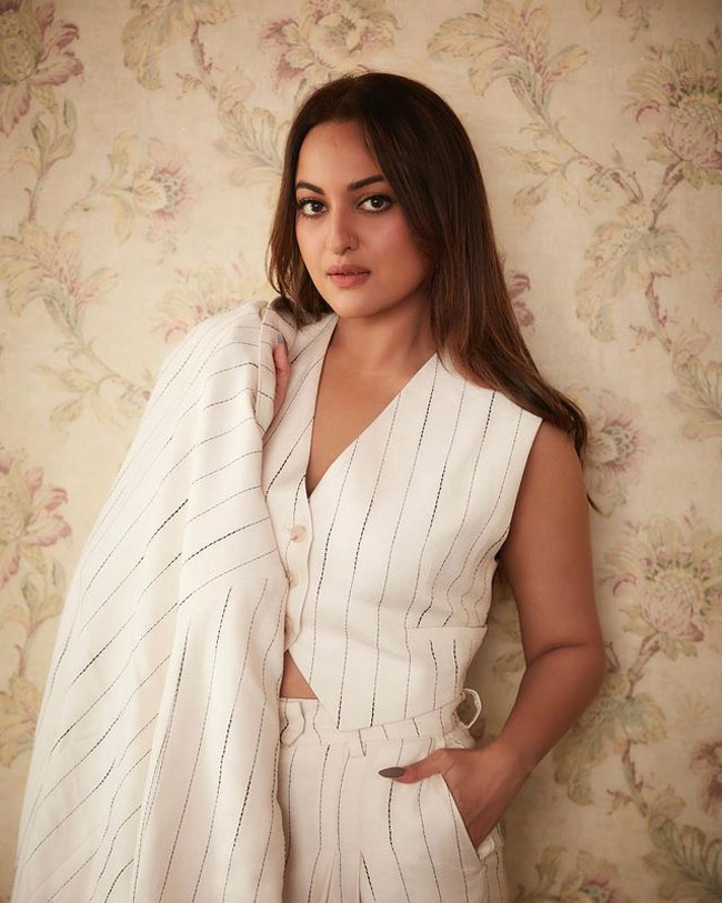 Staggering Poses Of Sonakshi Sinha In Black